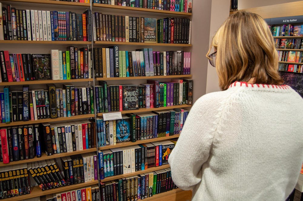 Atlanta local Avery Halseth peruses a Barnes & Noble in Marietta, GA. Photo by Elisa Rosenthal | The Miami Student 
