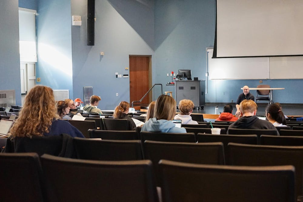 Students discuss their course material during intro to psychology (PSY111) with Dr. Peter Wessels. Photo by Ivy Kleinman | The Miami Student 